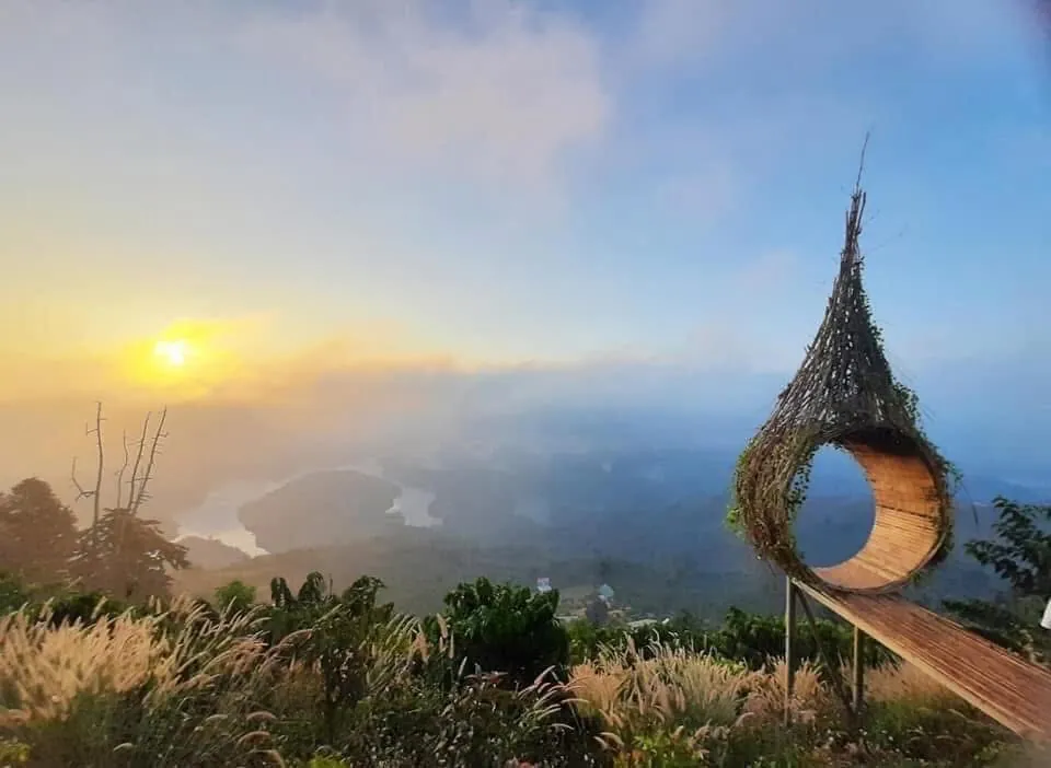 Bình minh trên vùng hồ Tà Đùng