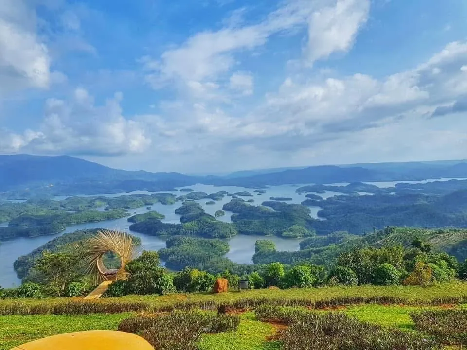 Đảo nhỏ giữa mặt hồ Tà Đùng